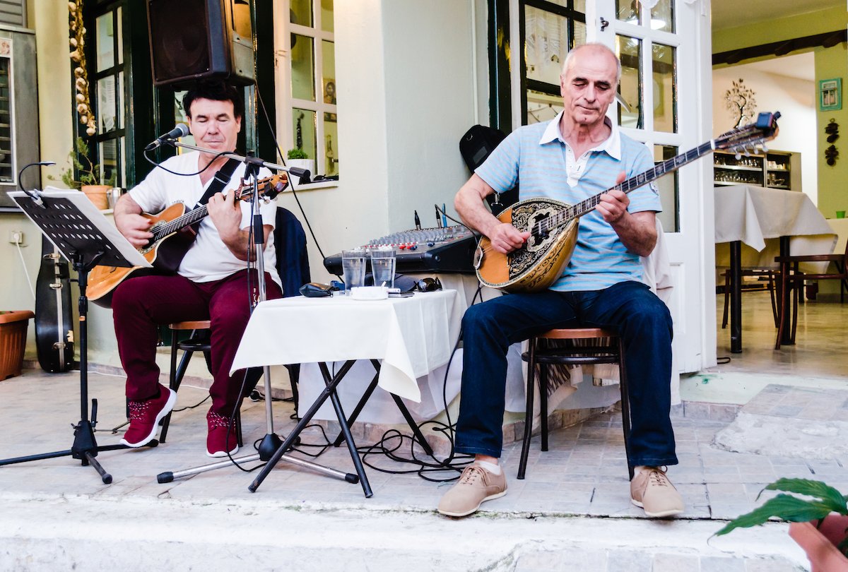 live bouzouki greek guitar performance